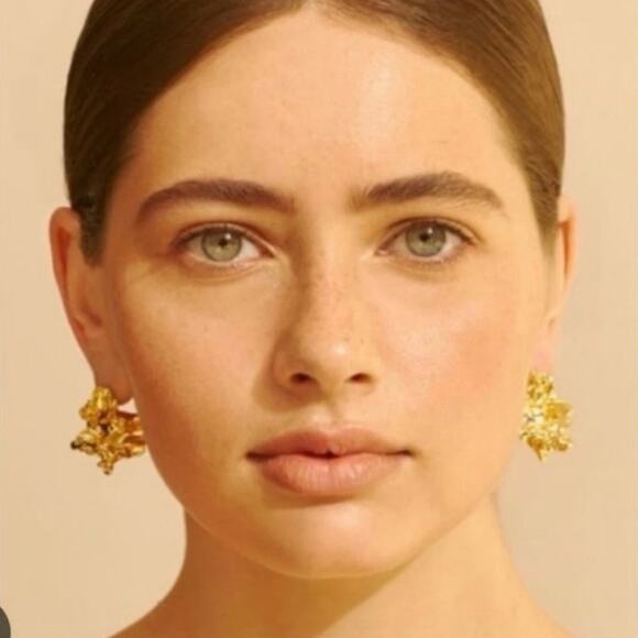 Amber Sceats 24k Plated Gold Reese Post Earrings NEW in Velvet Bag - Picture 3 of 3